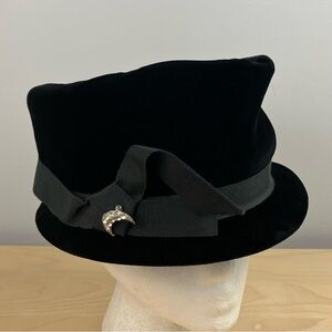 Vintage Women’s Black Velvet Bucket Top Hat With Charm & Ribbon Size Medium